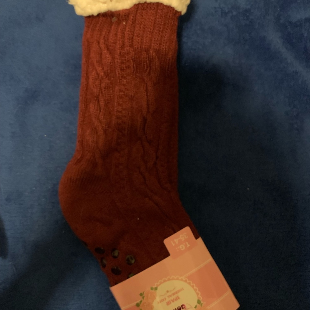 NWT RED OILILY THERMAL COSY SOCKS NATURAL COMFORT- HIGH QUALITY